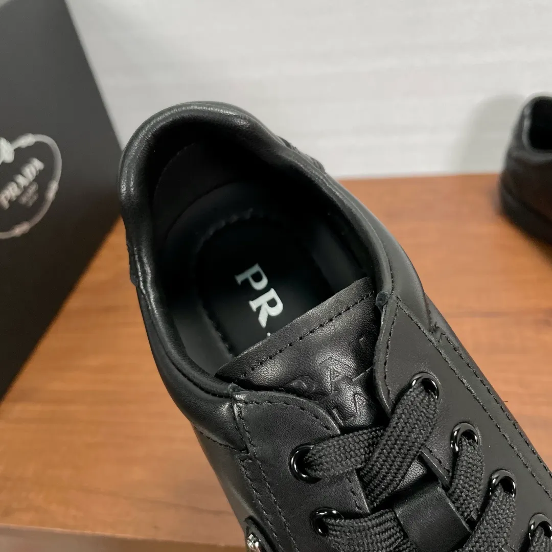 💰720 Code: YS003342 Prada/Prada men’s new leather sneakers. This sneaker is made of imported calf leather and is inspired by classic aesthetic concepts. The tongue is decorated with the recognizable P RADA MILANO embossed logo, the outside is decorated with the classic triangular metal enamel logo, and the all-metal enamel eyelets further enhance the style. Equipped with 3.5cm iconic red label lightweight elastic rubber soles, fabric and cowhide mixed lining, and silk-printed logo cowhide foot pads. The style is versatile and durable, comfortable and breathable, and comes with a full set of original packaging dust bags! Size: 39-40-41-42-43-44 Standard leather shoe size (45 can be customized but returns and exchanges are not supported) Item number: 2EE768 black